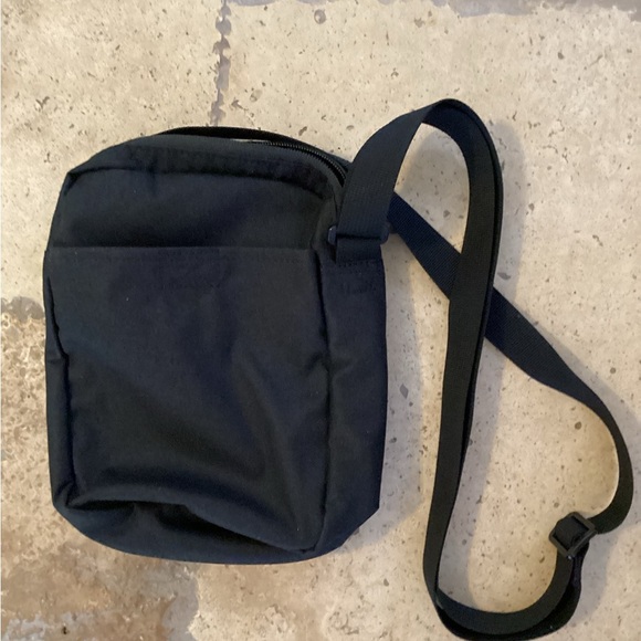 Nike Core Small Item Sling Bag Black Crossbody Adjustable Flight Messenger Adult - Picture 2 of 2